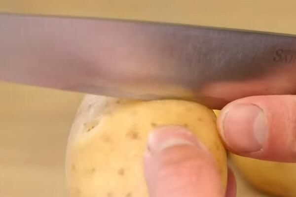 DOMAĆICE POLUDELE ZA OVIM TRIKOM: Evo kako najbrže oljuštiti krompir, BEZ NOŽA i mučenja (VIDEO)