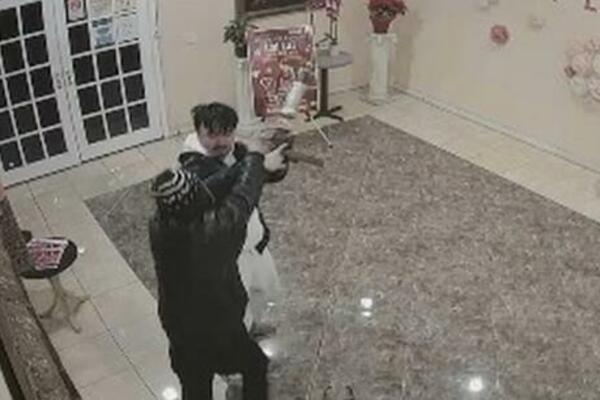 BORIO SE SA UBICOM I SPREČIO GA DA NASTAVI SA KRVOPROLIĆEM: Oduzeo oružje MONSTRUMU koji je pobio 11 ljudi! (VIDEO)