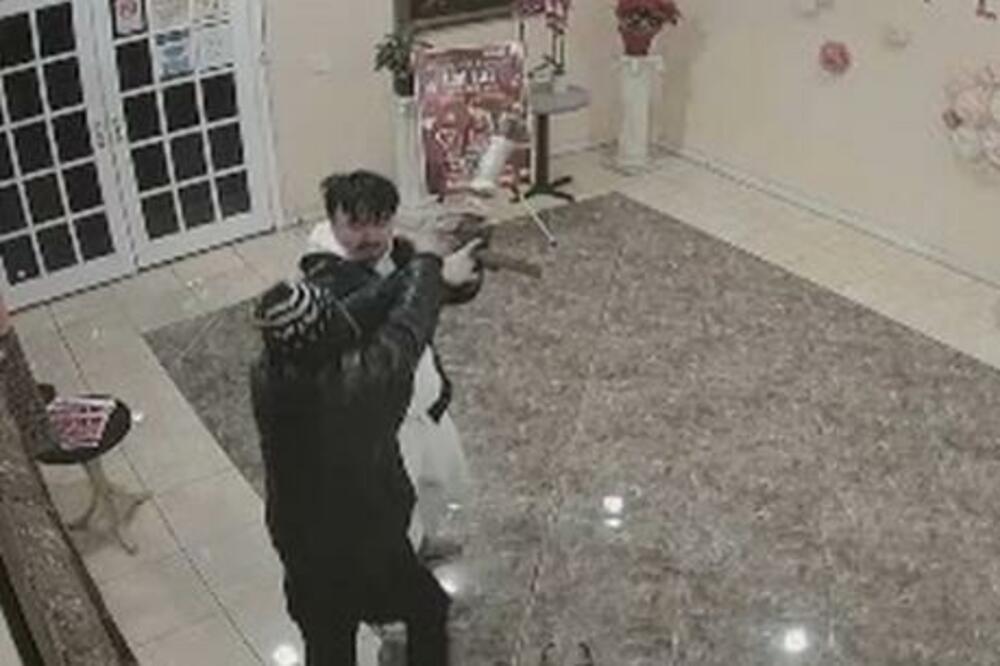 BORIO SE SA UBICOM I SPREČIO GA DA NASTAVI SA KRVOPROLIĆEM: Oduzeo oružje MONSTRUMU koji je pobio 11 ljudi! (VIDEO)