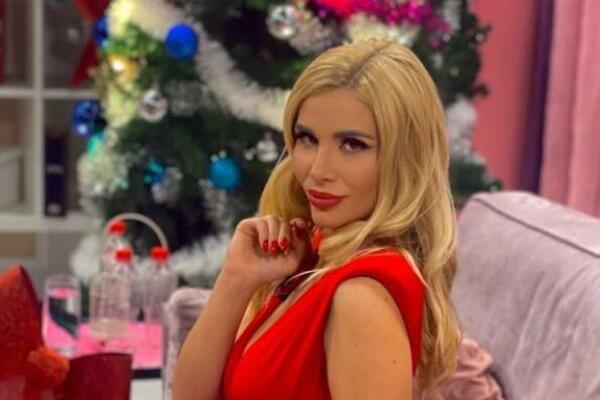 OVO JE ČISTA PROVOKACIJA! DEKOLTE SRPSKE VODITELJKE U KRUPNOM KADRU: Muškarci PADAJU U NESVEST zbog ove VRELINE