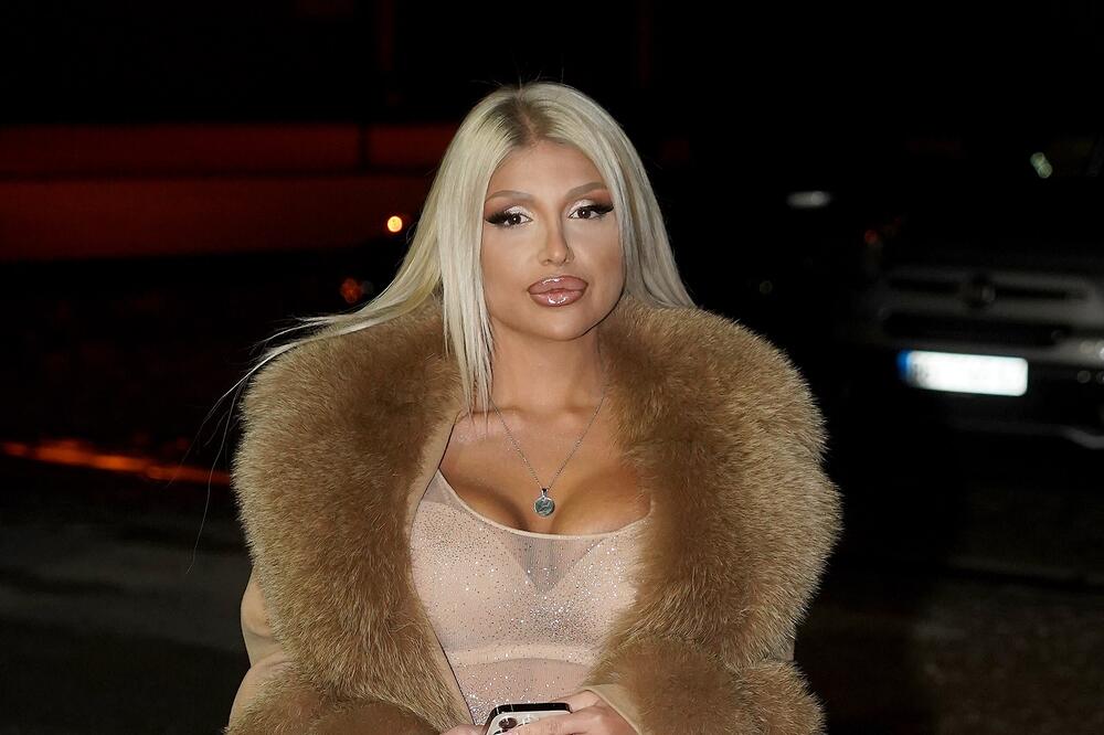 DA LI JE MOGUĆE DA JE OVO OBUKLA? Voditeljka Pinka se POJAVILA POLUGOLA, dovela sve do GRANICE PUCANJA