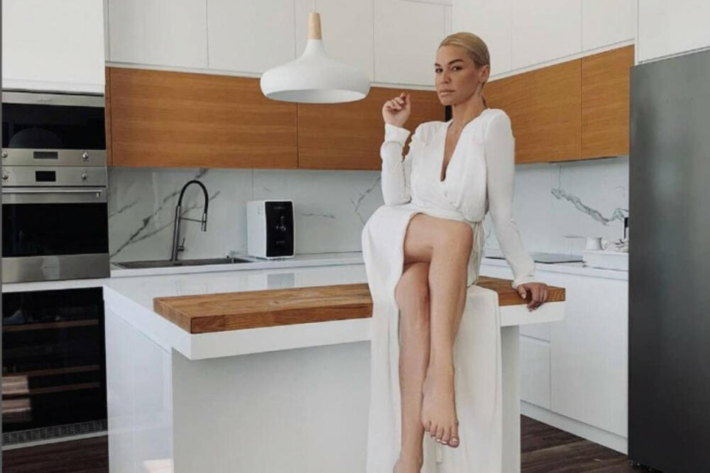 NEMA VIŠE MUŠKARACA DA JOJ KVARE SREĆU: Ovde živi Nataša Bekvalac, ISPLIVAO svaki detalj LUKS kuće FOTO