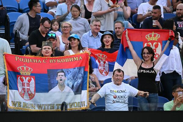 "ĐOKOVIĆ-JOKIĆ-MESI", SUPERBAKA, VUK, ŠAJKAČA: Novakovi navijači su HIT na tribinama Rod Lejver arene! (FOTO/VIDEO)