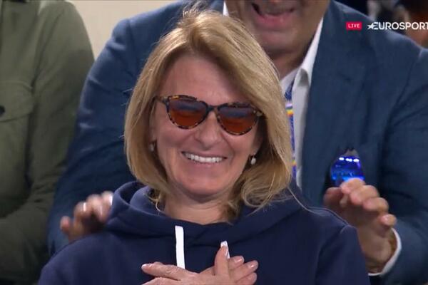"VOLIM TE, MAMA!" - Novak čestitao 2 rođendana, cela Rod Lejver arena pevala presrećnoj Dijani! (VIDEO)
