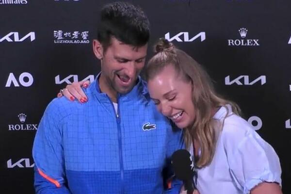 ĐOKOVIĆ ODUŠEVIO LEPU PLAVUŠU: Dobila je neočekivan poklon, a Novak topao zagrljaj... Ne, DVA zagrljaja! (VIDEO)