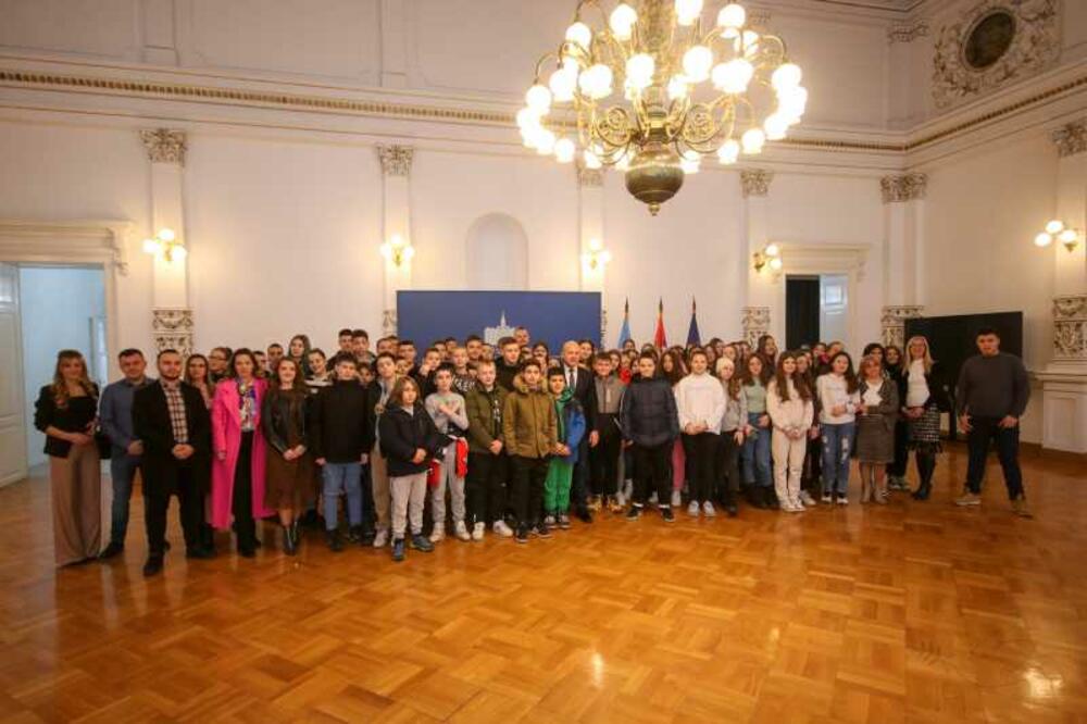 DECA SA KOSOVA U POSETI NOVOM SADU: Mališane iz opštine Gnjilane ugostili u Gradskoj kući