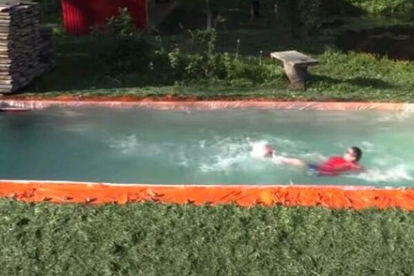 MNOGI ĆE POMISLITI DA JE OVAJ RUS LUD: Kada vidite šta je napravio u DVORIŠTU pući ćete od LJUBOMORE (VIDEO)