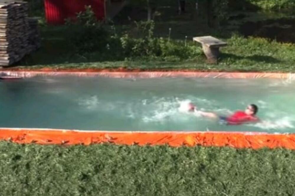 MNOGI ĆE POMISLITI DA JE OVAJ RUS LUD: Kada vidite šta je napravio u DVORIŠTU pući ćete od LJUBOMORE (VIDEO)