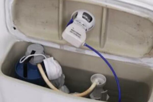 ŽENA STAVILA 1 STVAR U VODOKOTLIĆ I UKLONILA NESNOSAN SMRAD IZ KUPATILA: Od sada ćete samo tako RADITI