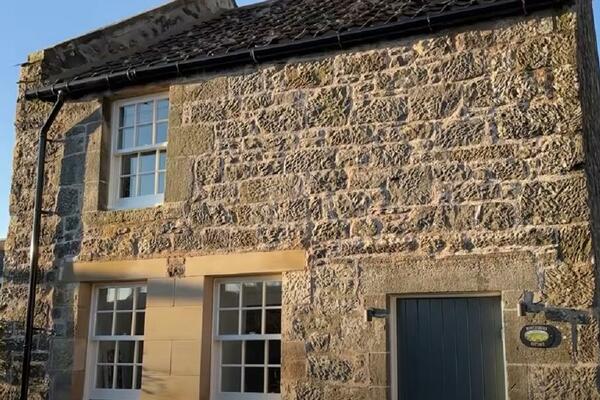 KUPIO JE STARU KAMENU KUĆU U KOJOJ GODINAMA NIKO NIJE ŽIVEO: Ono što je napravio od NJE ostavlja bez TEKSTA (VIDEO)