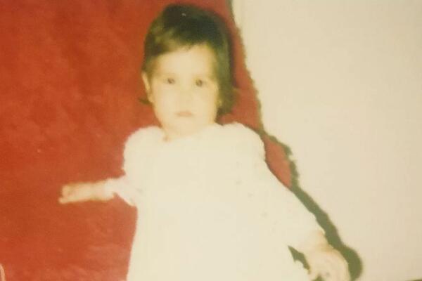 DANAS JE PLAVUŠA ZA KOJOM SRBIJA LUDI I SVAKI DAN JE GLEDAMO NA TELEVIZIJI: Da li prepoznajete devojčicu sa slike?