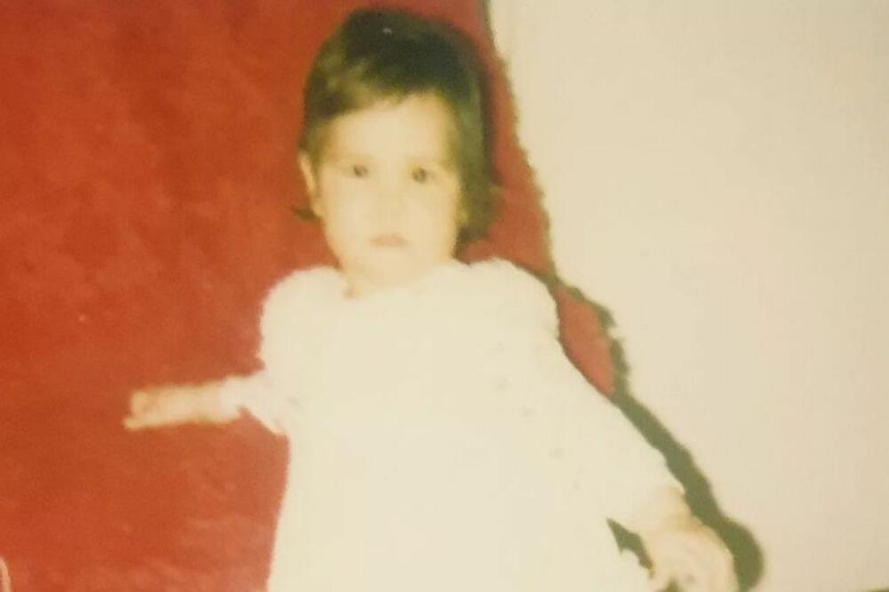 DANAS JE PLAVUŠA ZA KOJOM SRBIJA LUDI I SVAKI DAN JE GLEDAMO NA TELEVIZIJI: Da li prepoznajete devojčicu sa slike?