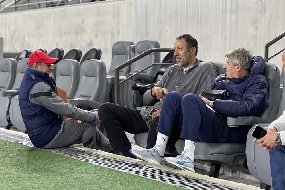 VLADE DIVAC POSETIO PIKSIJEVE "ORLOVE" U LOS ANĐELESU! Legendarni NBA as "posvađao" se sa loptom (VIDEO/FOTO)