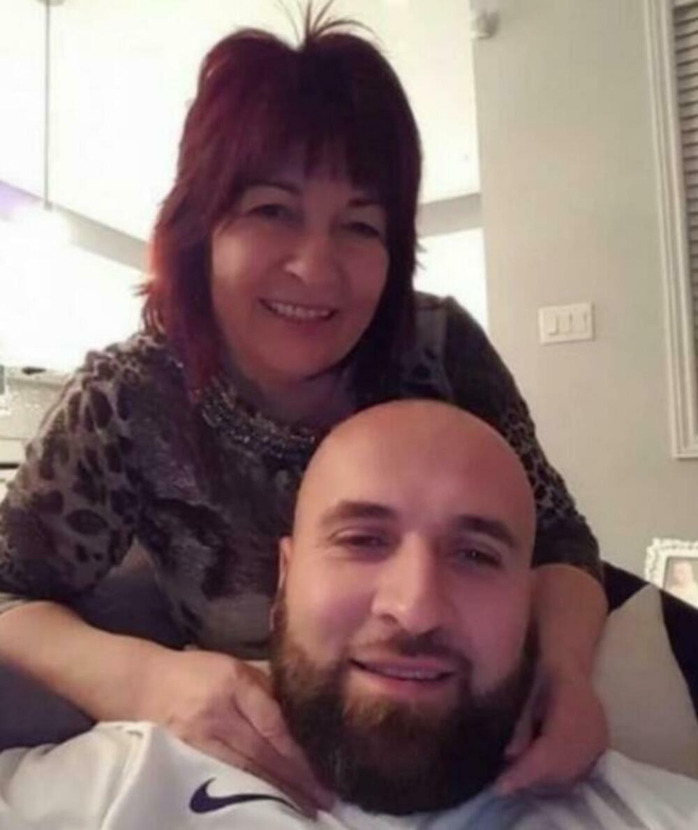 Dario Rokvić sa majkom Milom