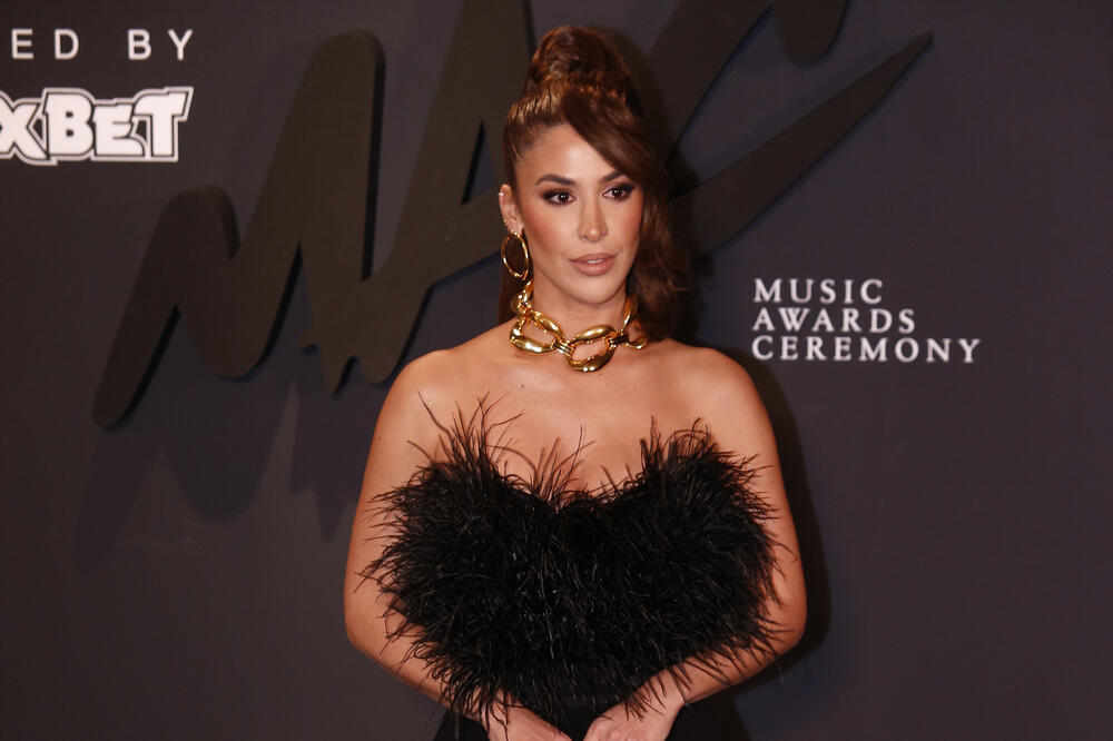 KO JE MAJKA DUNJE JOVANIĆ? Ima CRVENU kosu i liniju MANEKENKE, nije ni čudo na koga je INFLUENSERKA povukla gene