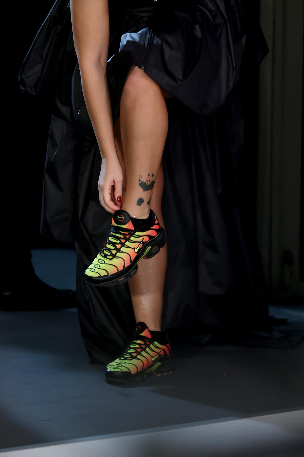 Elegantna haljina i sportske patike su čudan spoj, a Mimi se trudila da sve iznese kako treba.