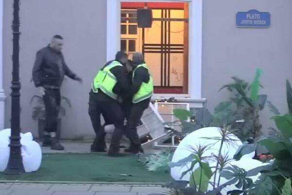 RAZBILA PROZOR GLAVOM! Zadrugarka se zaletela kao FURIJA i doživela POMRAČENJE UMA: Jeziva SCENA (VIDEO)