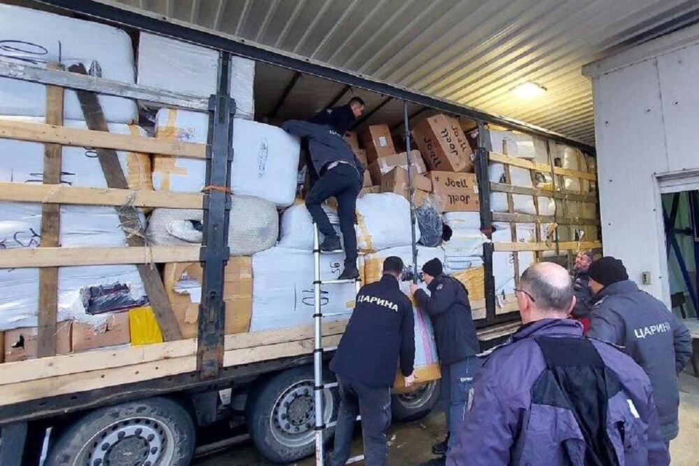 REKAO DA NEMA NIŠTA DA PRIJAVI, A ONDA SU MU PRONAŠLI POLA BUVLJAKA: Carinici na Preševu ostali u ČUDU! (FOTO)