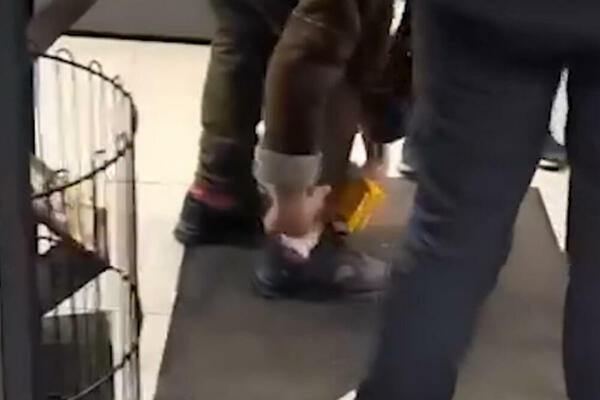 ZAPIŠTAO NA IZLAZU IZ RADNJE, KASIRKA PRIMETILA NEŠTO ČUDNO: Kako li je tu NAGURAO onolike čokolade?! (VIDEO)