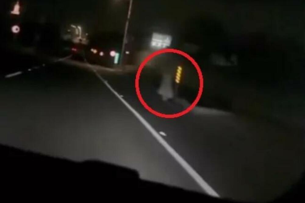 SABLASNA ŽENA U BELOM ŠETA ULICAMA: Opis NJENOG lica uliva STRAH u KOSTI, da li je ovo MOGUĆE? (VIDEO)