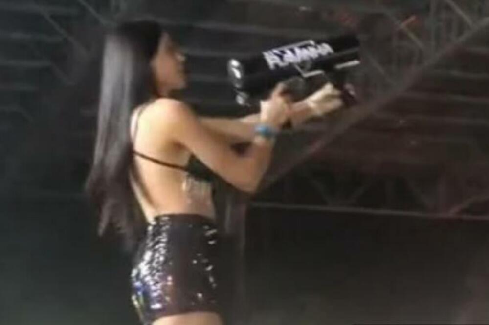 SKANDAL NA KONCERTU: Devojka uperila "PUŠKU" ka PUBLICI, ljudima nije bilo JASNO ŠTA RADI sa NJOM (VIDEO)