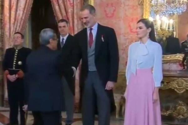 SKANDAL NA ŠPANSKOM DVORU: Diplomata ŽESTOKO PONIZIO prelepu kraljicu, ceo svet BRUJI o njegovom POTEZU (VIDEO)
