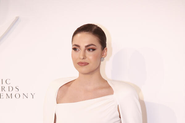 POGOĐENA DŽEJLA RAMOVIĆ NA KONCERTU U BEOGRADU