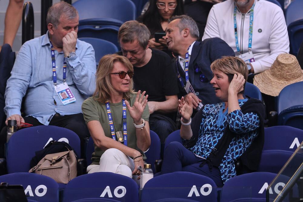 ZAŠTO DAMA NAVIJA SAMA? Dijana Đoković bez Srđana bodri Novaka, prvo je otišla do iskusnog lisca i OČARALA ga! FOTO