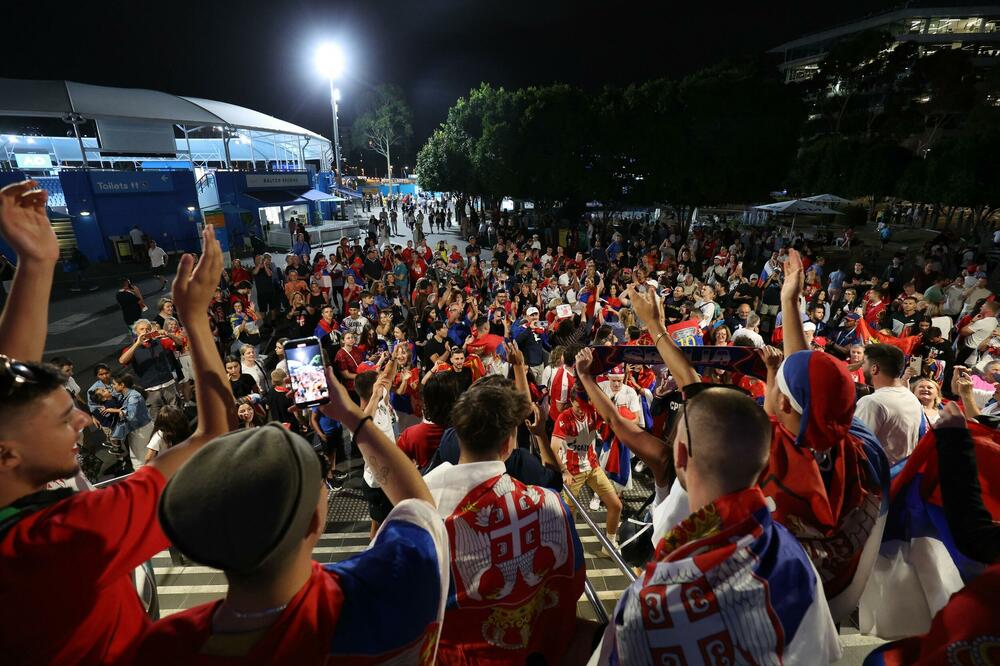 SRPSKA LUDNICA U MELBURNU: Igra se kolo, viore zastave, a sve u čast nove Đokovićeve pobede! (VIDEO)