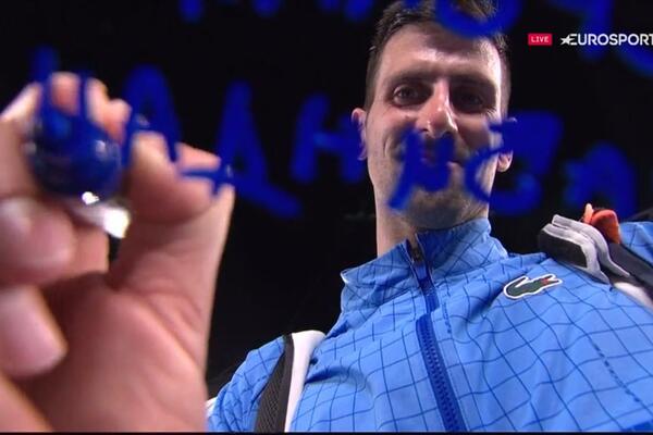 NOVAK NAPISAO ĆIRILIČNU PORUKU SVIM SRBIMA: Kamere je nisu prikazale, evo šta je poručio! (FOTO)