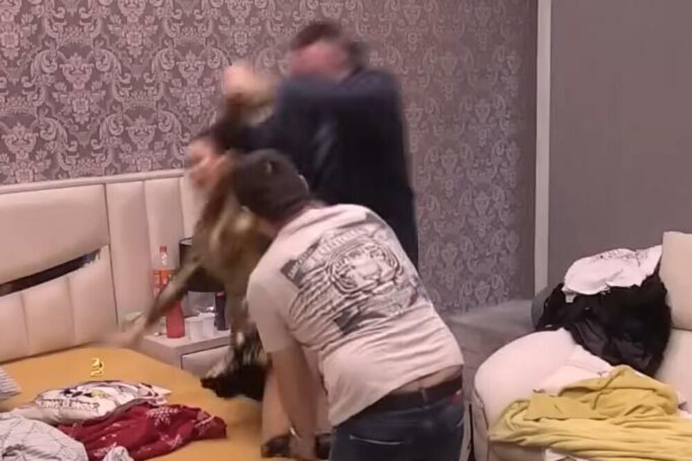 FILIP CAR KRVNIČKI NASRNUO NA MAJU: Ščepao je za VRAT, pa je BACIO na POD, obezbeđenje sprečilo VEĆI HAOS