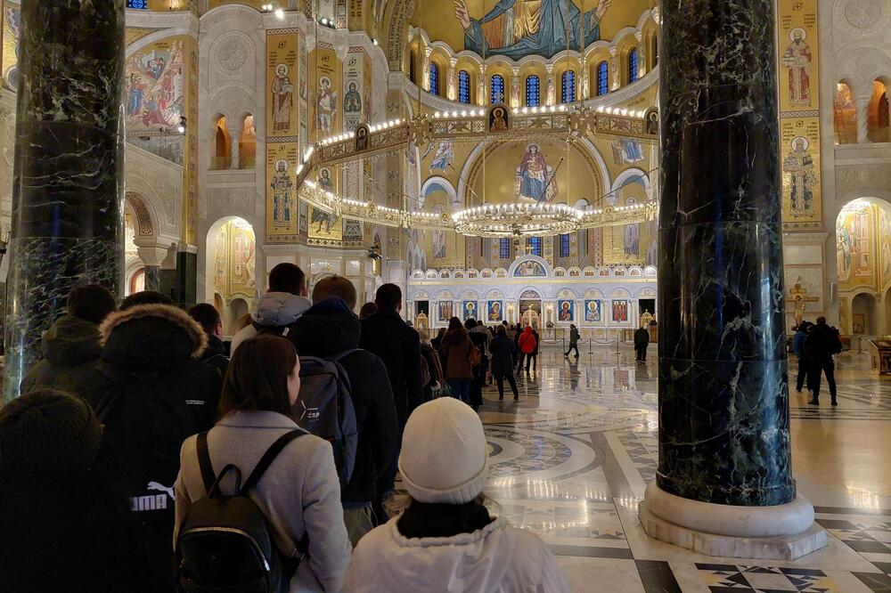 SVI BI DA CELIVAJU IKONU SVETOG SAVE: Dugačak red vernika u HRAMU na Vračaru! (FOTO)