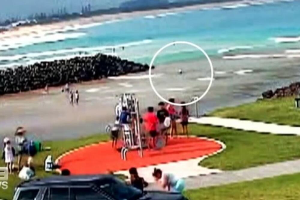 DEČAKA UDARIO GROM NA PLAŽI: Pojavio se snimak JEZIVOG događaja, sve se odigralo u TRENUTKU (VIDEO)