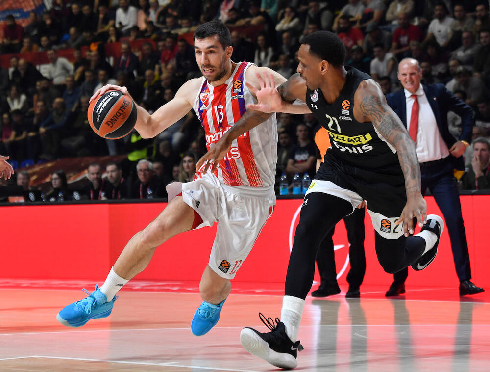 Ognjen Dobrić u prodoru pored Džejmsa Nanelija