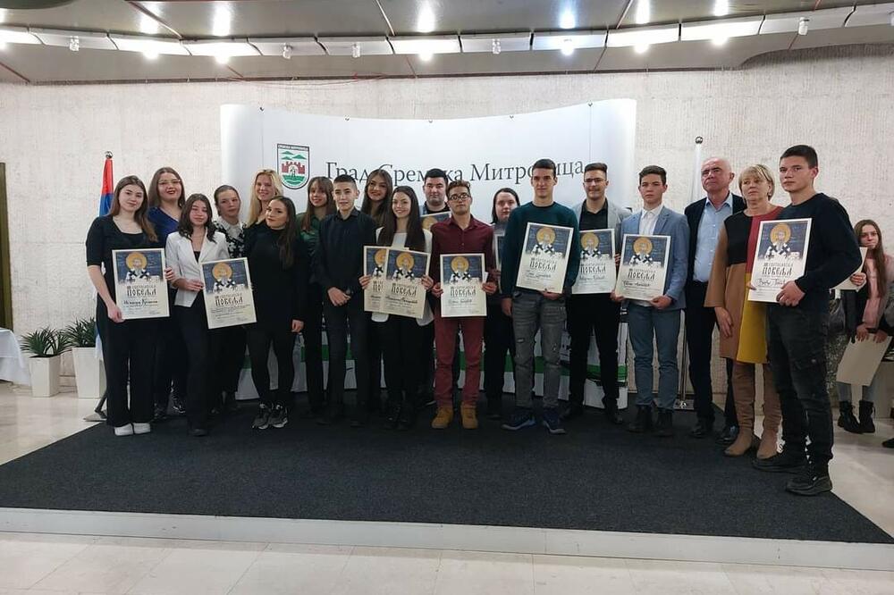 SREMSKA MITROVICA NAGRADILA NAJUSPEŠNIJE UČENIKE I NJIHOVE MENTORE: Svetosavske povelje otišle u PRAVE RUKE (FOTO)