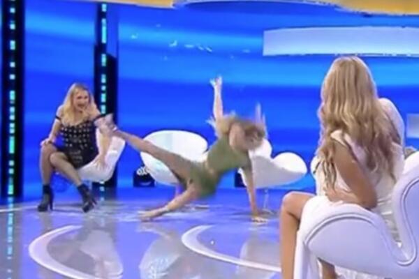 VODITELJKU IZBALMIRALI ZA ŽIVOTA: Polili je KOFOM TEČNOSTI, a onda se PROSULA UŽIVO U PROGRAMU