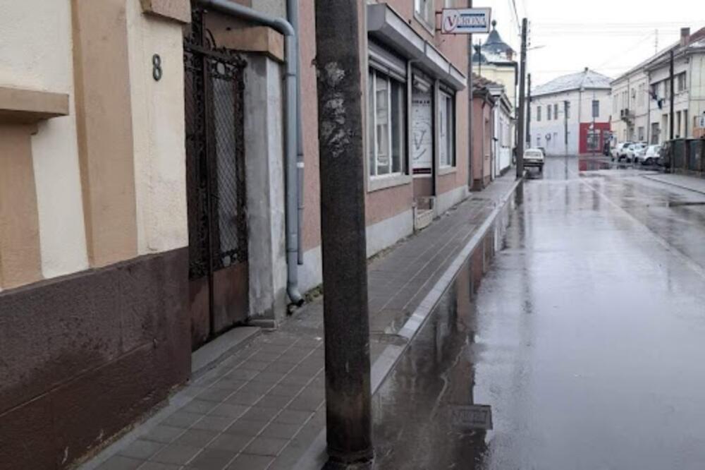 KOD STUDENJAKA OSVANUO OGLAS INTIMNE PRIRODE: Devojke su MALO ISPREPADANE (FOTO)