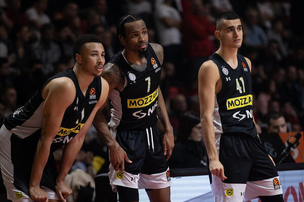 VIŠE OD IGRE! Olimpija STRAŠNIM GESTOM dočekala košarkaše Partizana! (FOTO)