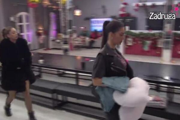 ANĐELA ĐURIČIĆ UPLAŠENA ZA NJENO I ZVEZDANOVO LJUBAVNO GNEZDO: Evo kako je rešila da osigura KREVET (VIDEO)