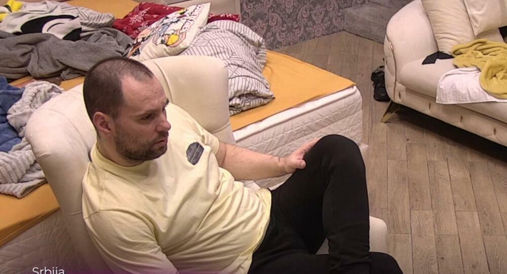 Zvezdan sluša Anu dok priča