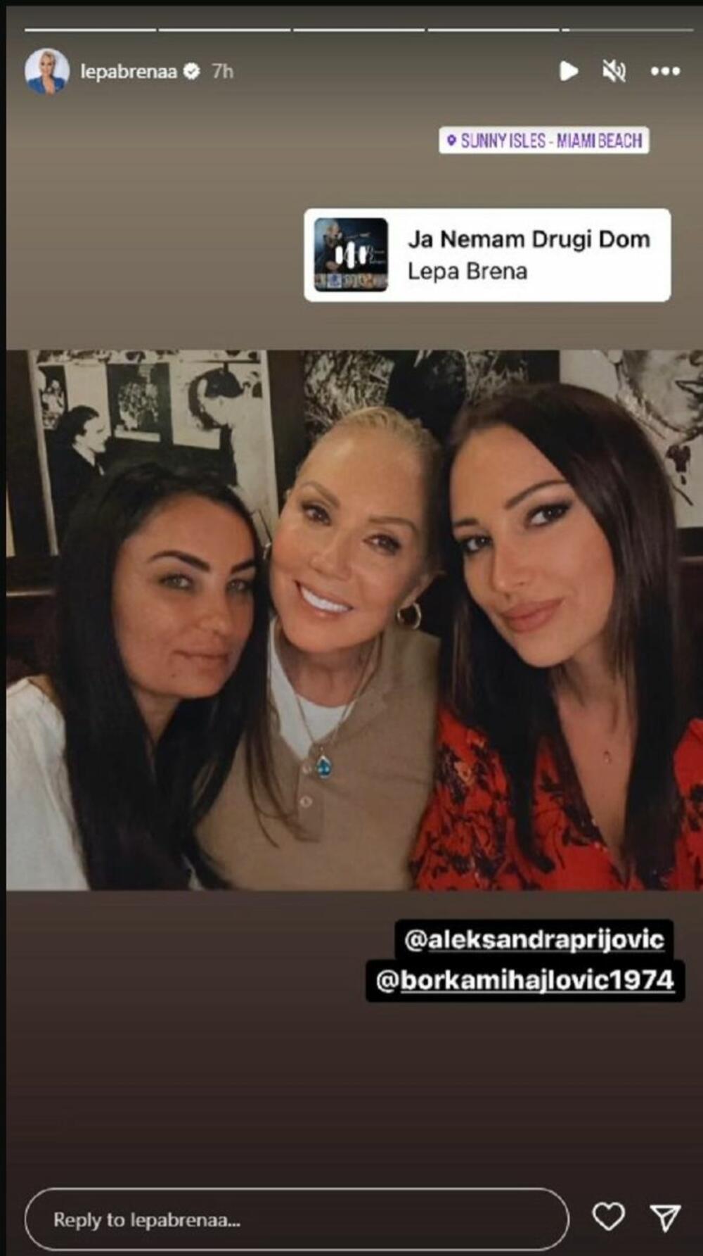 Brena, Prija i Borka nasmejane poziraju i ne kriju osmeh sa lica.