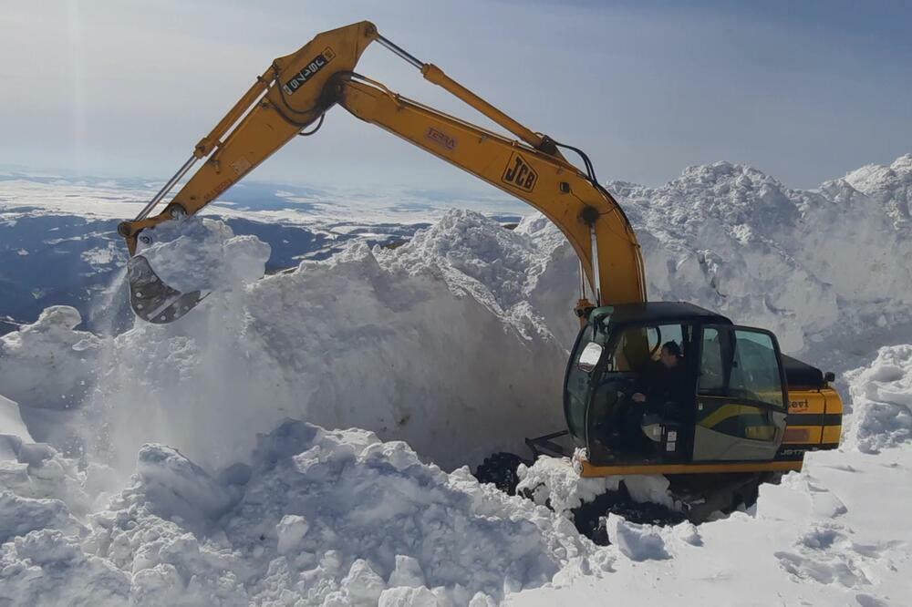 "OGLUŠUJE SE O NAŠA UPOZORENJE": Ovako izgleda BORBA putara sa SNEGOM na Goliji!