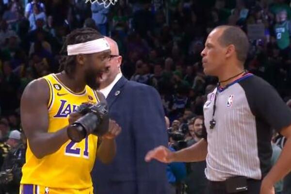 GLEDAJ, SUDIJA! Ali sudija nije hteo da gleda, već mu je dao tehničku... Džejms u neverici pao na kolena! (VIDEO)