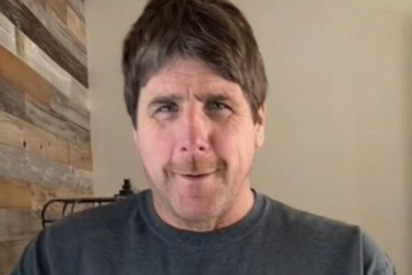 SVI GLEDAJU U RUKE OVOG ČOVEKA, MNOGI MISLE DA JE BOLESTAN: Ovo je istina iza šokantnog snimka (VIDEO)