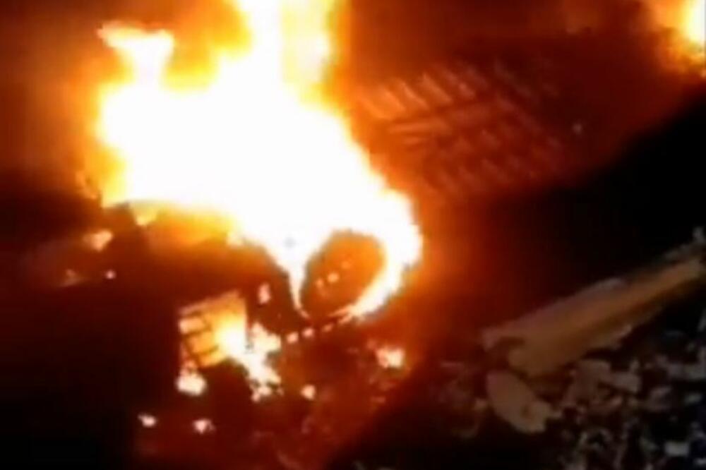 NAJMANJE 41 OSOBA POGINULA! Strašna nesreća u Pakistanu (VIDEO)