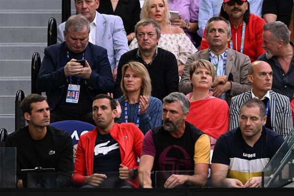 DIJANA ĐOKOVIĆ PREKRILA LICE TOKOM TAJ-BREJKA! Izliv emocija Novakove majke (FOTO)