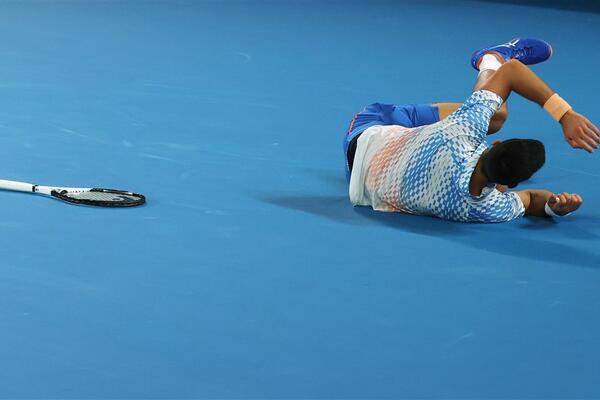 NOVAK SE OKLIZNUO I PAO! Trenutak koji je zabrinuo celu Srbiju (VIDEO)