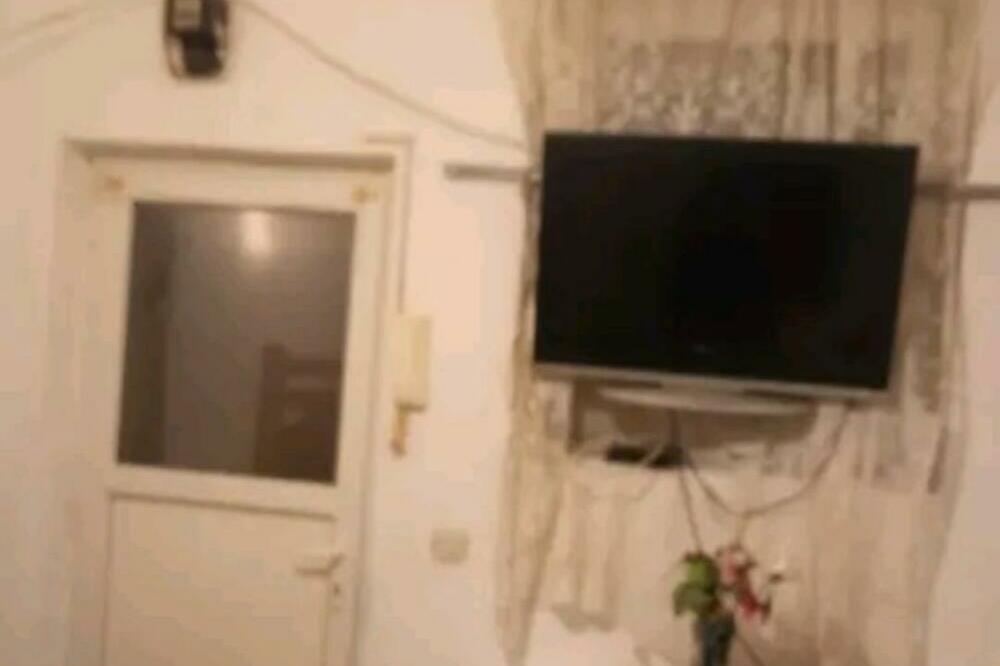 TO ŠTO JE TV NA PROZORU NEMA VEZE, BITNO DA JE SKADARLIJA: Samo još ovo nismo videli, OGLAS NAPRAVIO BURU! (FOTO)