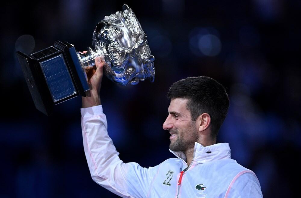 Novak Đoković sa peharom Australijan opena