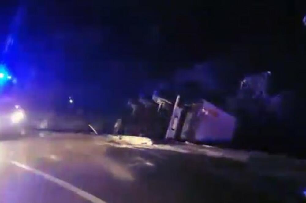 HAOS NA PUTU: Prevrnuo se KAMION! (VIDEO)